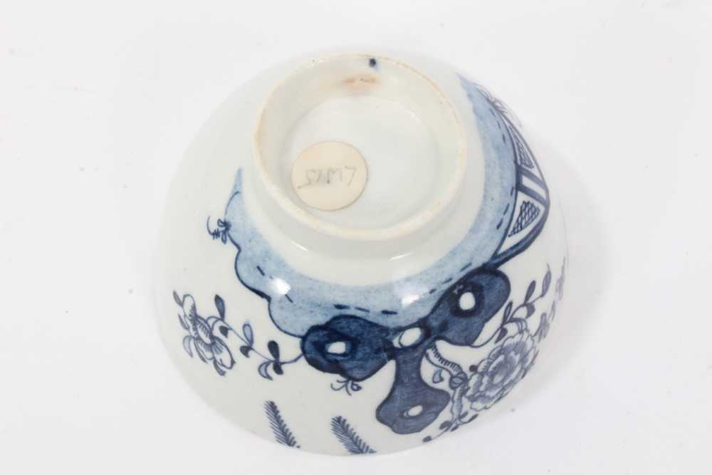 Lowestoft blue and white tea bowl, and a Bow blue and white tea bowl, both decorated in the Chinese - Image 5 of 10