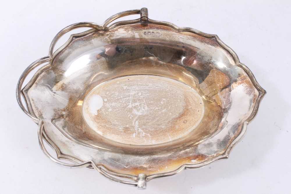 Edwardian silver swing handled dish of shaped oval form, with raised border and scallop handle, - Image 2 of 5