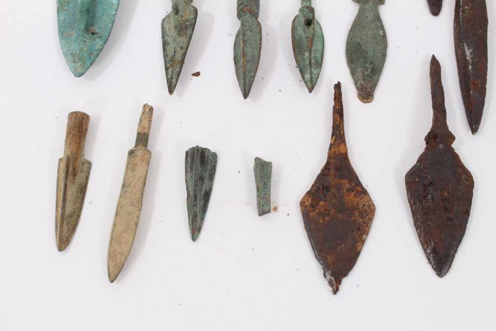 Collection of bronze arrows and spear points, Roman and later (14) - Image 5 of 5