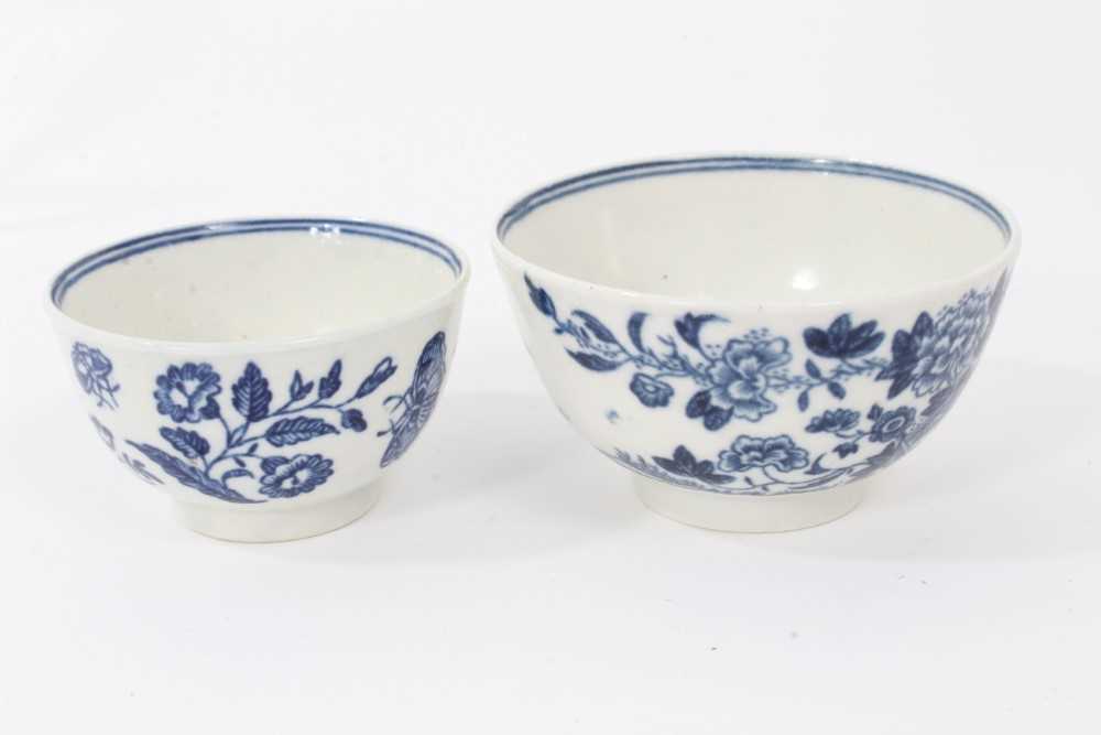 A Worcester Fence pattern stand for a butter tub, two blue printed tea bowls and a saucer (the sauce - Image 9 of 11