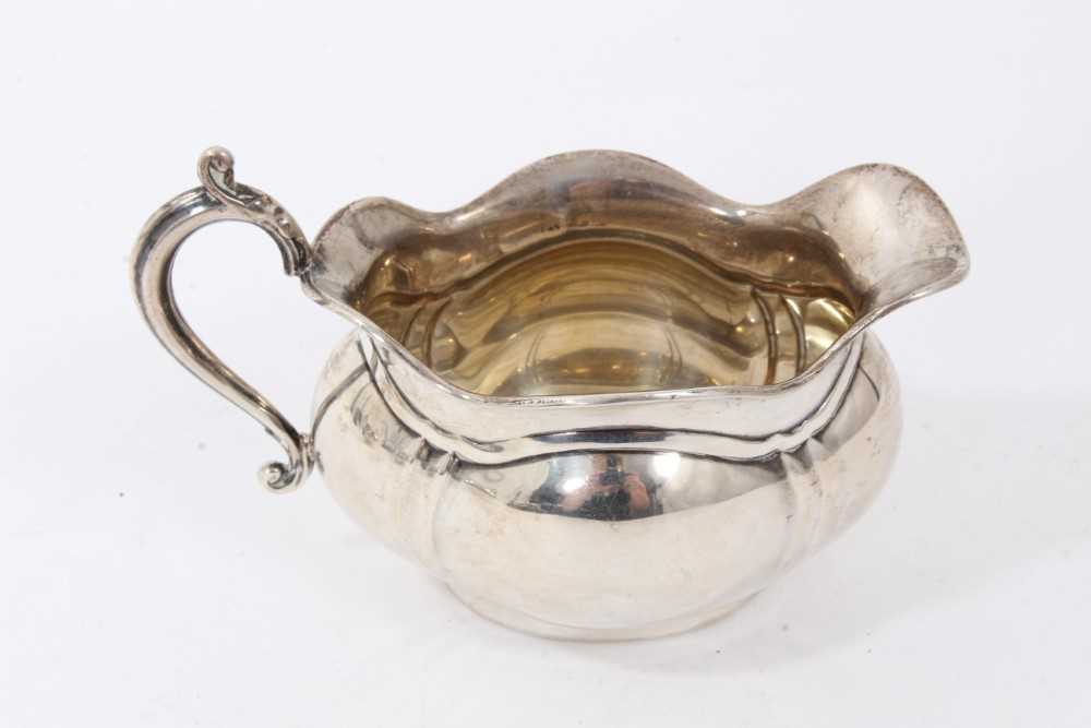 George V silver twin handled sugar bowl and matching cream jug - Image 2 of 5