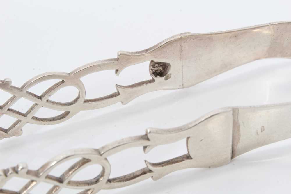 Pair of George III silver sugar tongs with pierced and engraved decoration, Sheffield circa. 1790, m - Image 6 of 6