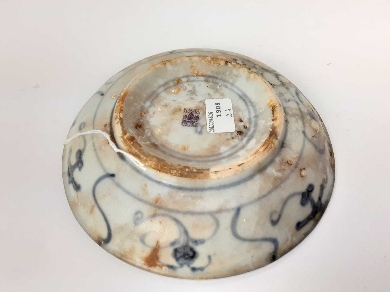 Chinese blue and white export porcelain bowl, late 18th century, painted with landscape scenes... - Image 6 of 6
