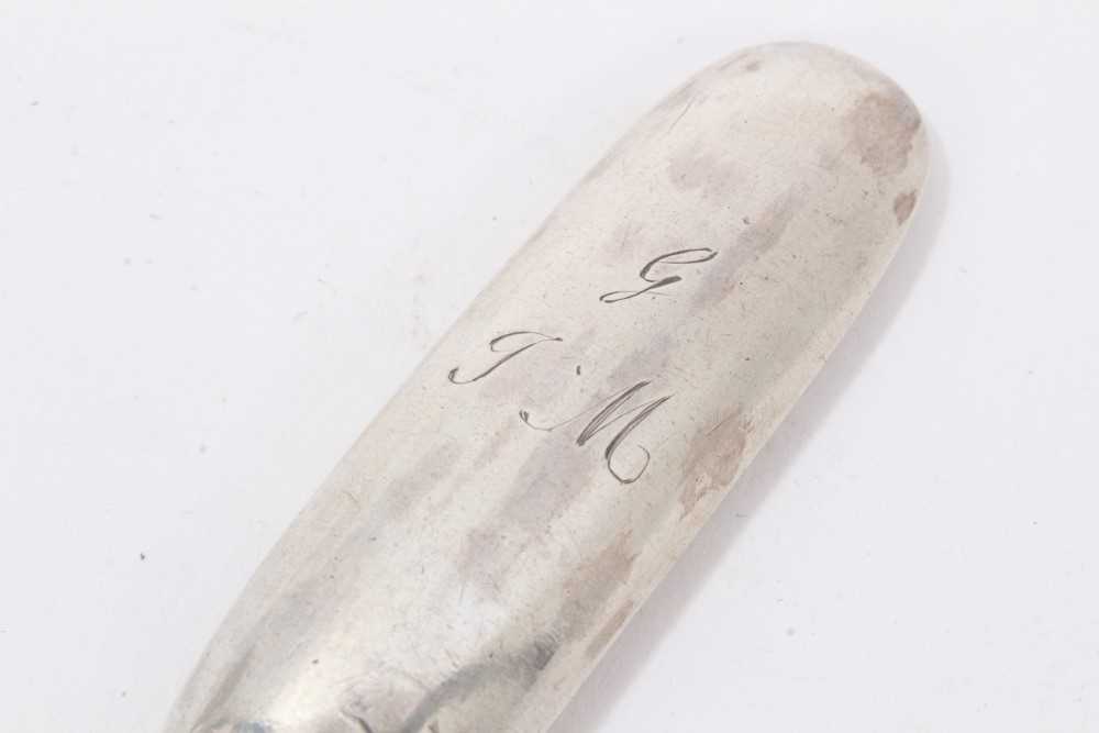 George III silver marrow scoop of conventional form, with engraved initials (London 1769). - Image 4 of 4