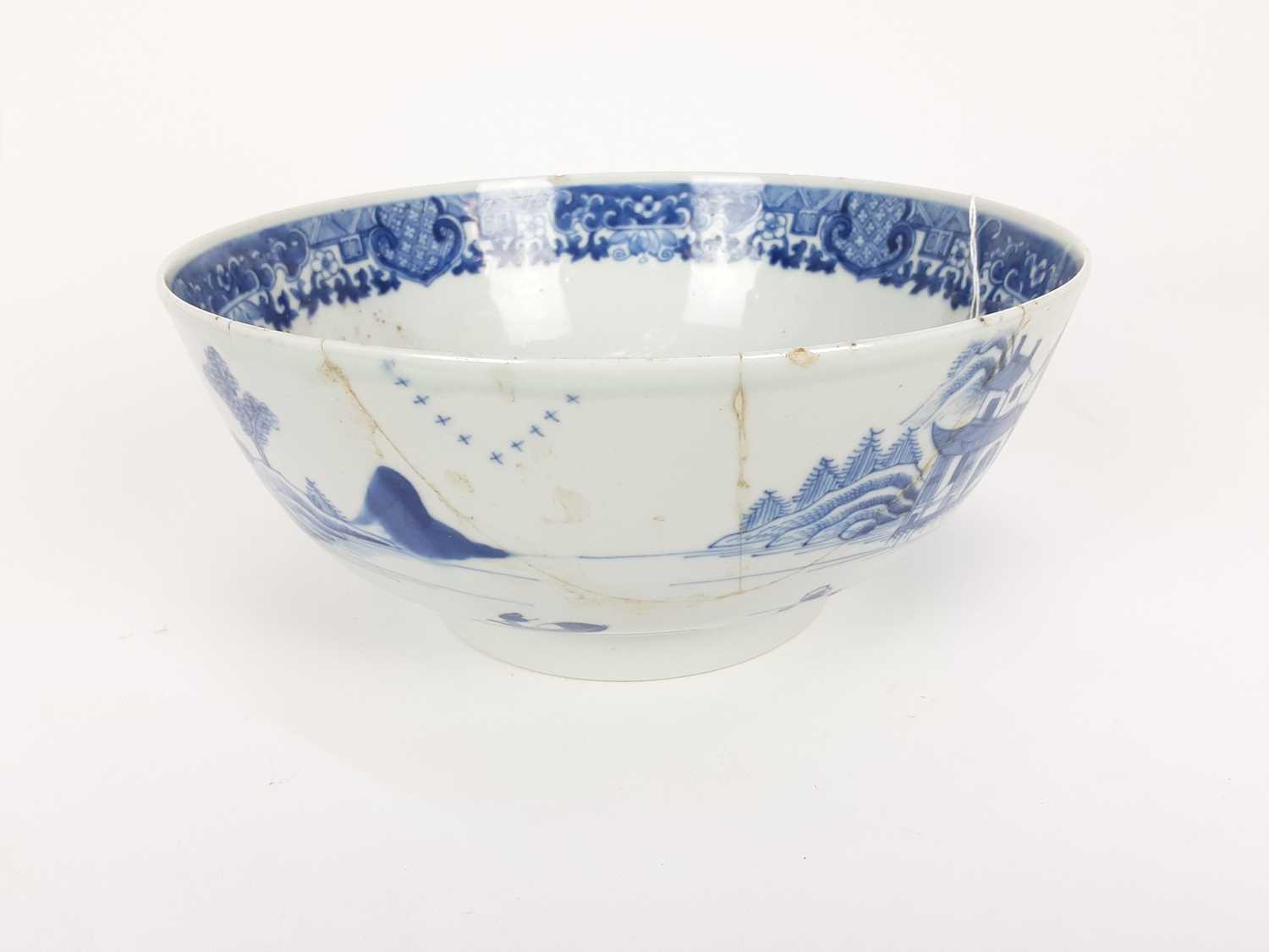 Chinese blue and white export porcelain bowl, late 18th century, painted with landscape scenes... - Image 3 of 6