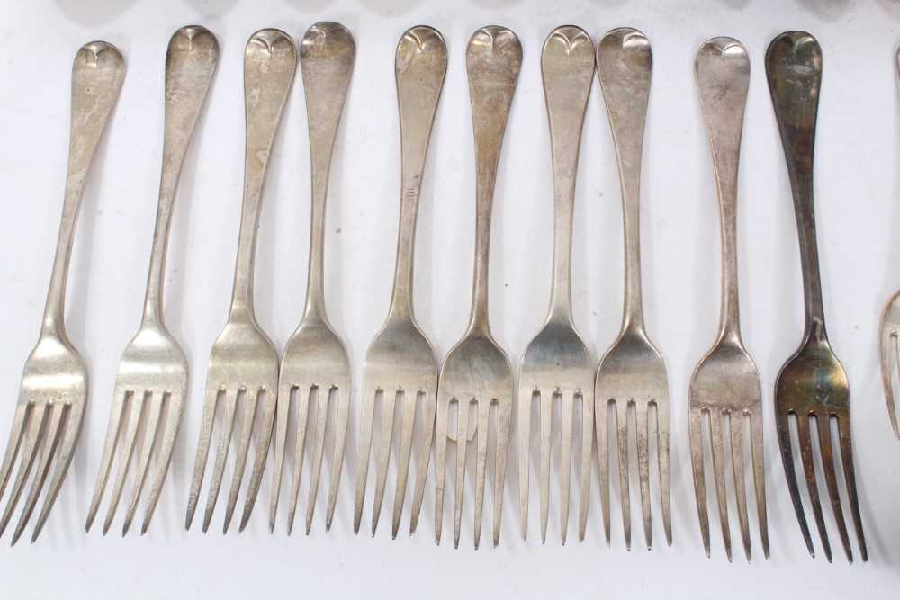 Composite set of early 19th century Old English pattern flatware, with armorial crest. 32 pieces. - Image 4 of 11
