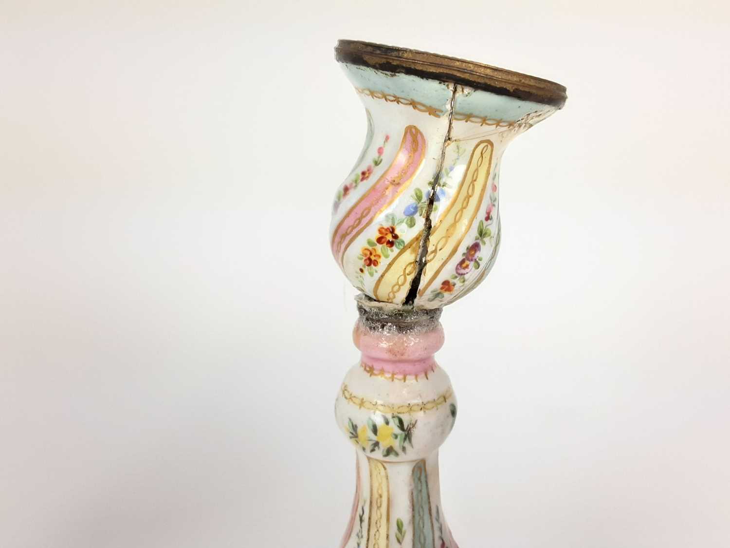 Pair of 18th century enamelled candlesticks, possibly Bilston, with spiralling knopped stems, painte - Image 4 of 7