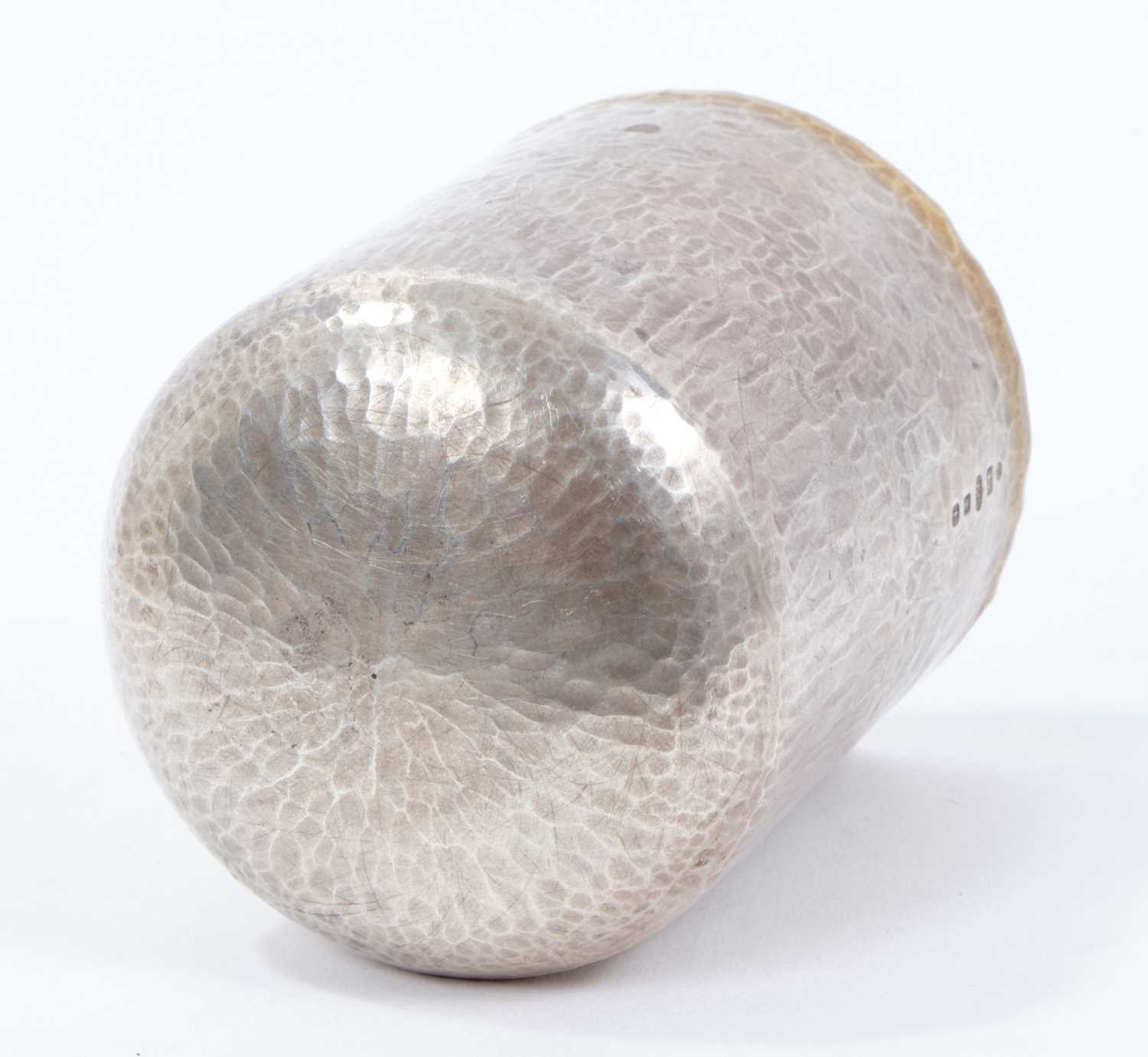 Contemporary silver tumbler cup with spot hammered finish and silver gilt interior and external rim - Image 4 of 5