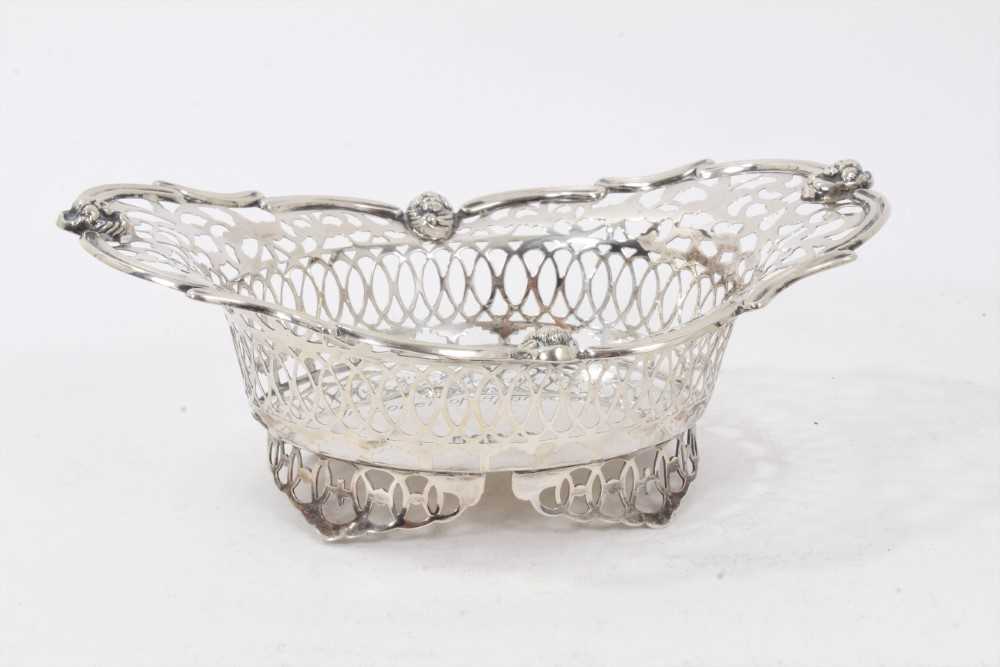Edwardian silver bon bon dish of boat shaped form, with pierced decoration - Image 5 of 5