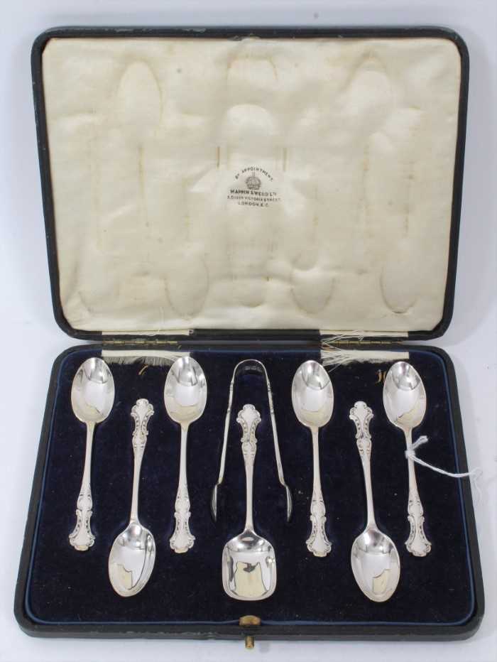 Set of six George V silver teaspoons, matching sugar spoons and tongs in fitted case