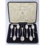 Set of six George V silver teaspoons, matching sugar spoons and tongs in fitted case