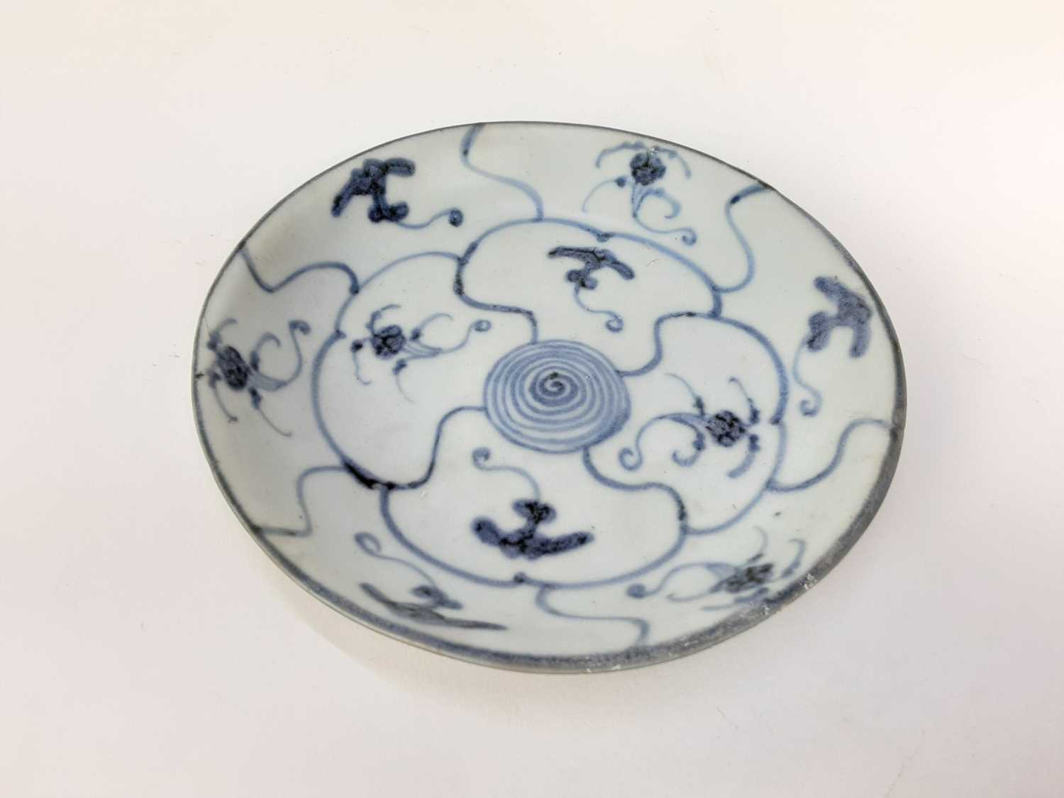 Chinese blue and white export porcelain bowl, late 18th century, painted with landscape scenes... - Image 5 of 6