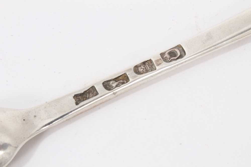George III silver marrow scoop of conventional form, with engraved initials (London 1769). - Image 3 of 4