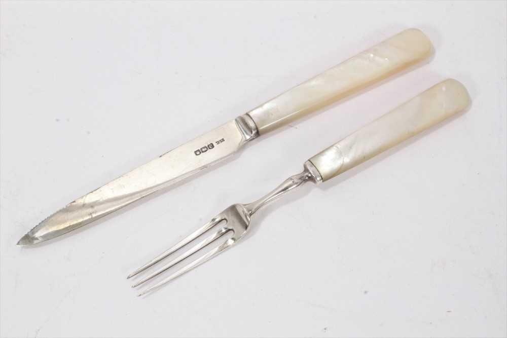 1920s dessert set of eights pairs of knives and forks with silver blades and mother of pearl handles - Image 4 of 7