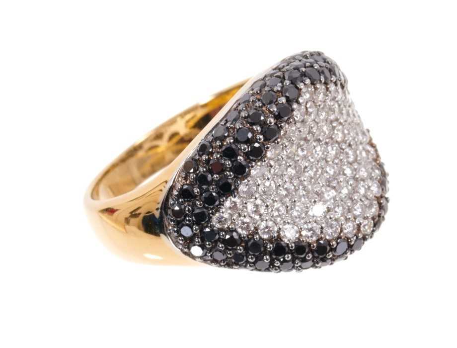 Diamond cocktail ring with pavé set white and black brilliant cut diamonds in a concave setting on 1