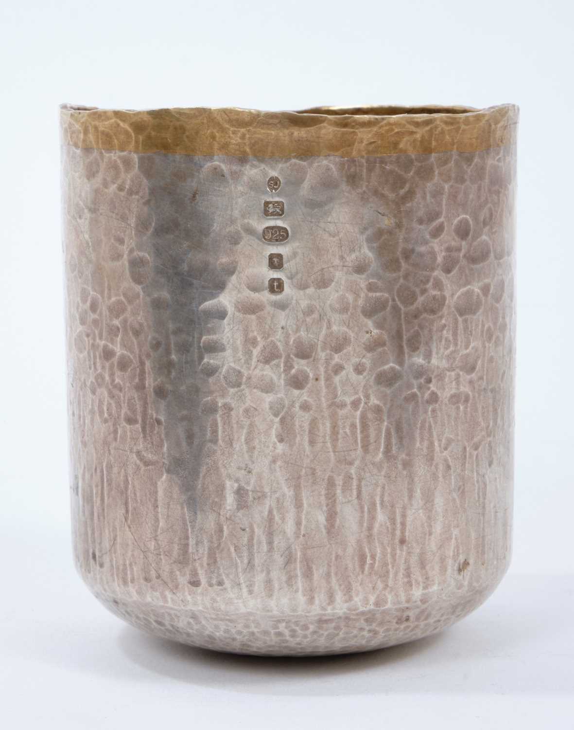 Contemporary silver tumbler cup with spot hammered finish and silver gilt interior and external rim - Image 2 of 5
