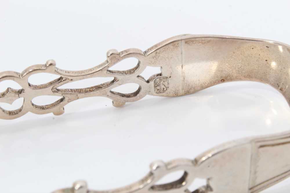 Pair of George III silver sugar tongs with pierced and engraved decoration, Sheffield circa. 1790, m - Image 4 of 6