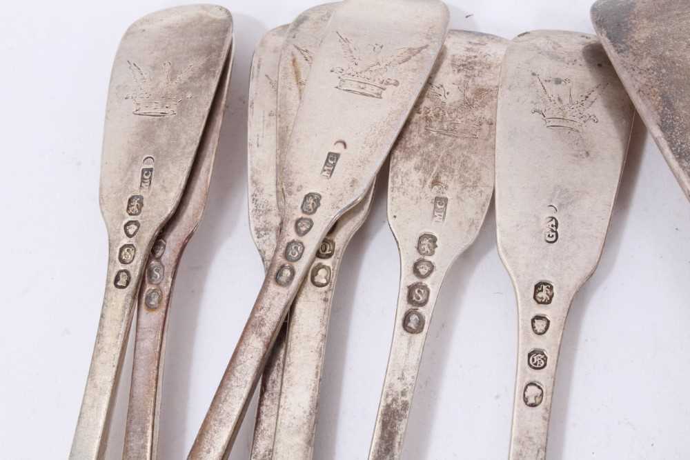 Composite part service of 19th century fiddle pattern cutlery, with engraved crest, 43 pieces - Image 11 of 12