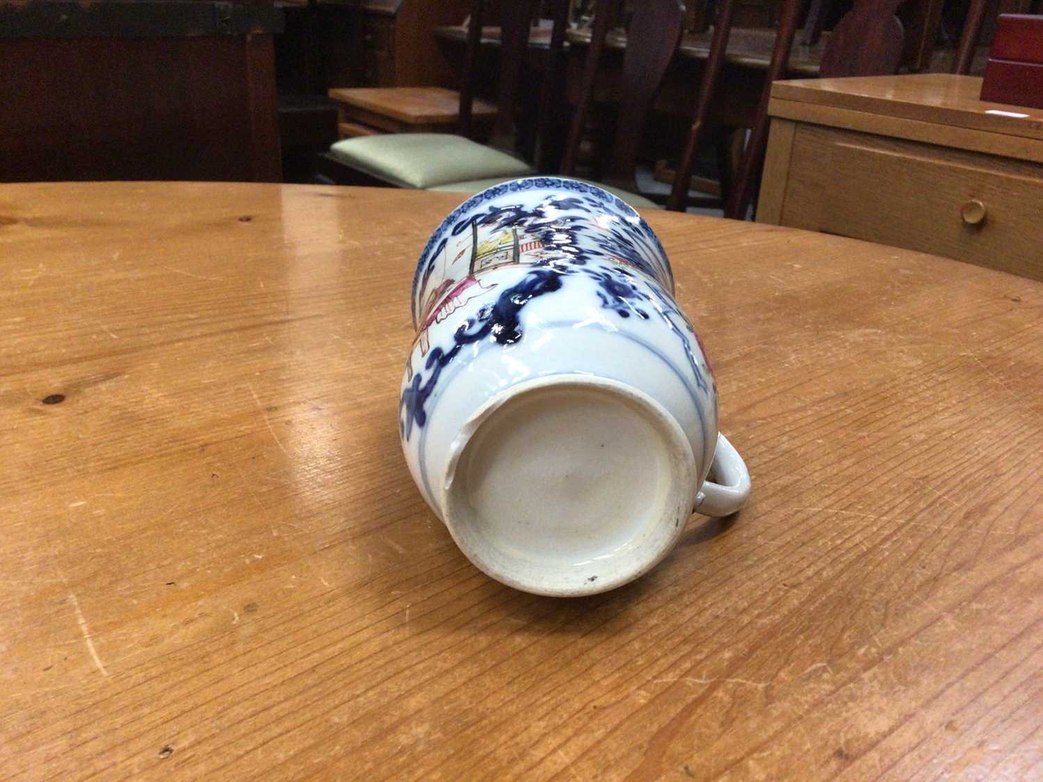 18th century Chinese famille rose porcelain tankard, painted with figures and flowers - Image 5 of 5