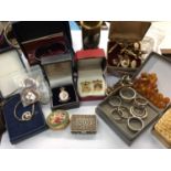Silver snuff box, group silver dress rings, other costume jewellery and sundries