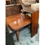 Good quality Victorian mahogany extending dining table with one extra leaf and winding handle on tur