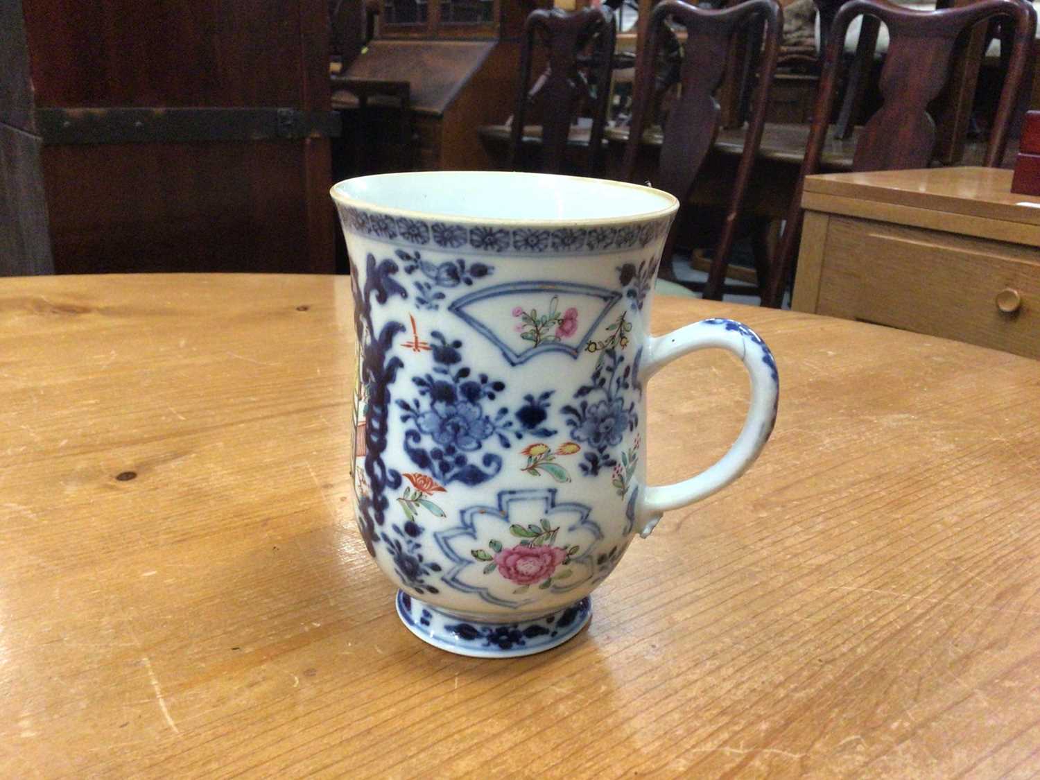 18th century Chinese famille rose porcelain tankard, painted with figures and flowers - Image 2 of 5