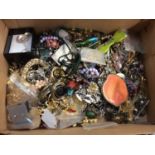 Quantity of costume jewellery, watches ad bijouterie (2 boxes)
