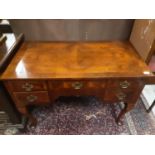 Good quality 1920's Queen Anne style walnut lowboy with crossbanded decoration and five drawers belo