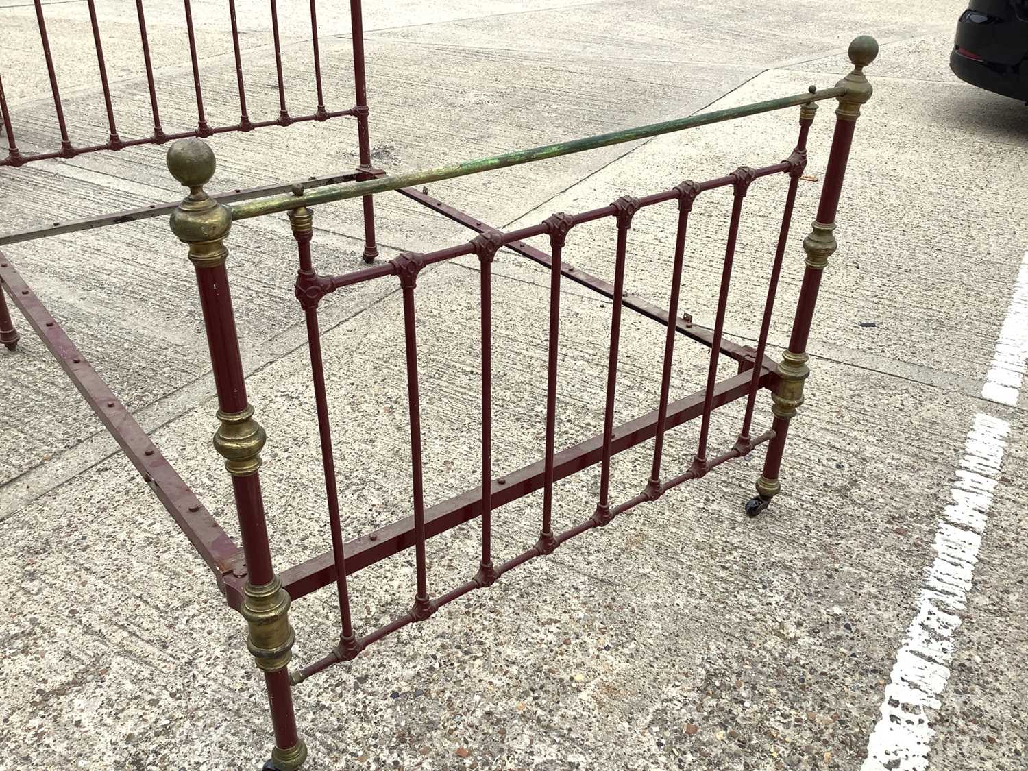 Victorian brass and iron double bed with side irons - Image 5 of 5
