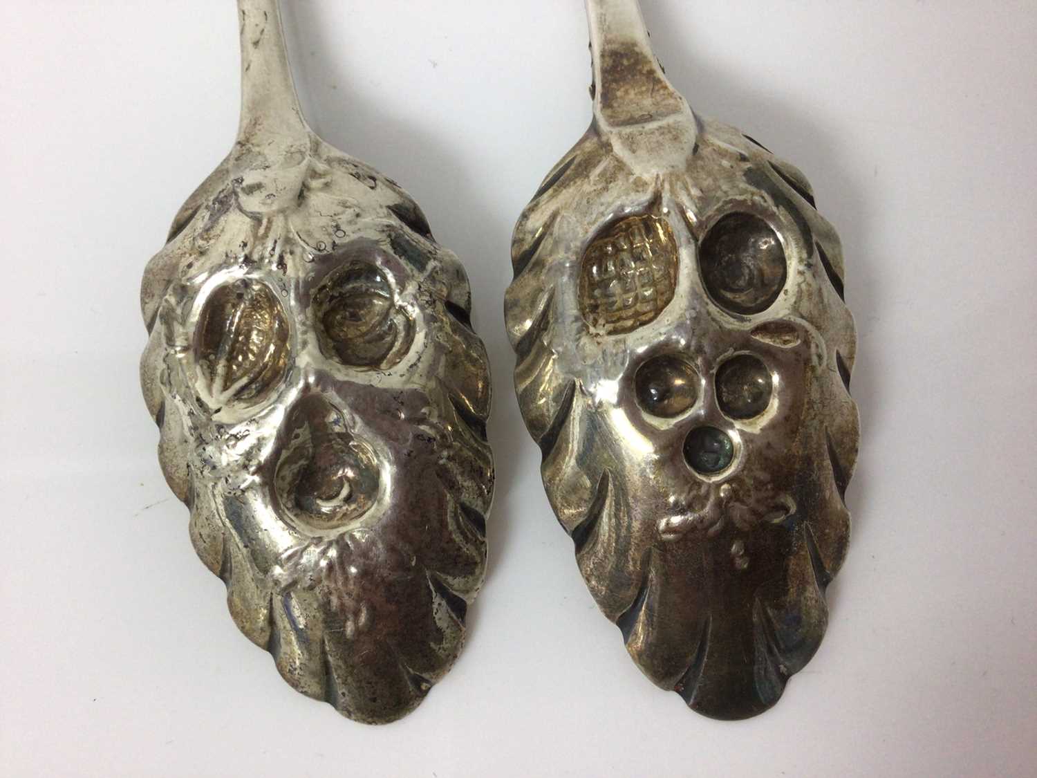 Set of three Georgian silver berry dessert spoons and three further similar - Image 9 of 9