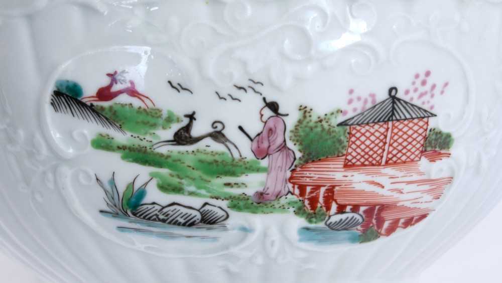 A Worcester pleat moulded bowl, painted in Chinese style with the Stag Hunt pattern, circa 1755 - Image 3 of 3