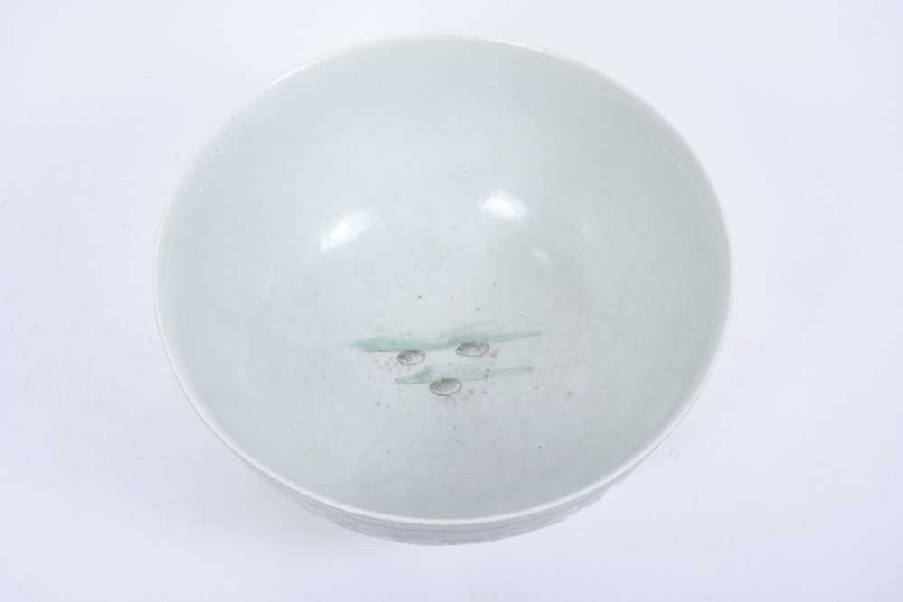 A Worcester pleat moulded bowl, painted in Chinese style with the Stag Hunt pattern, circa 1755 - Image 2 of 3