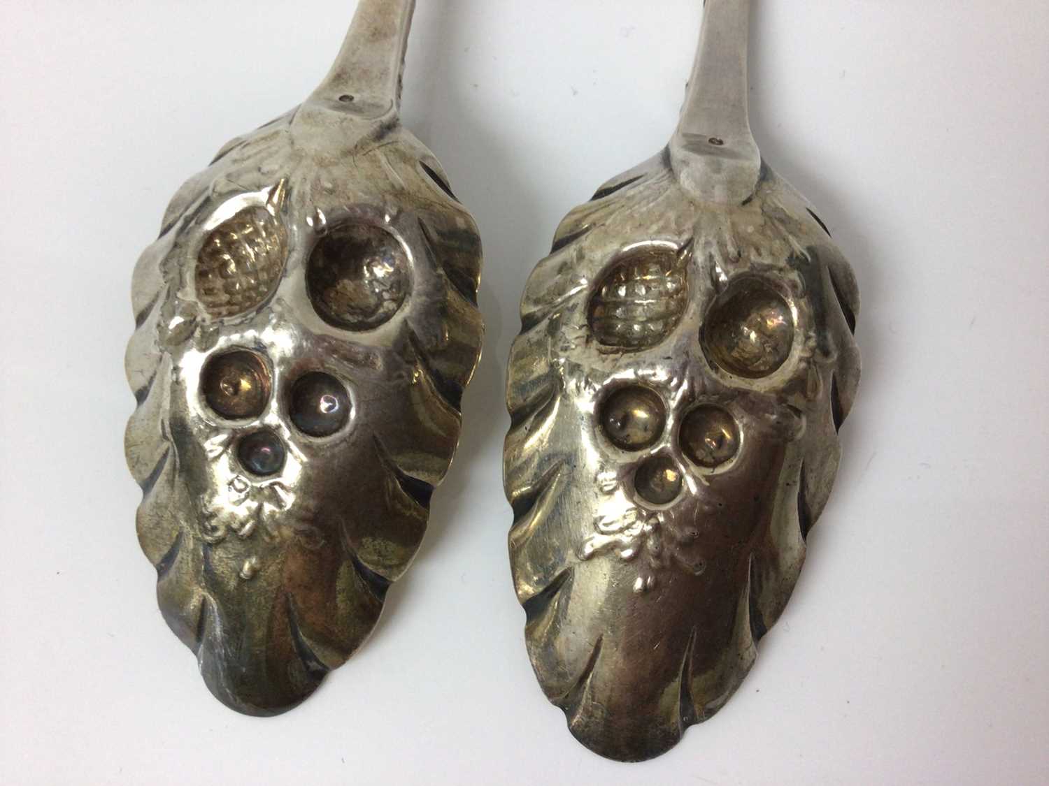 Set of three Georgian silver berry dessert spoons and three further similar - Image 7 of 9