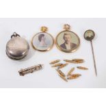 Two Edwardian lockets, stick pin, 9ct gold music bar brooch and silver sovereign holder