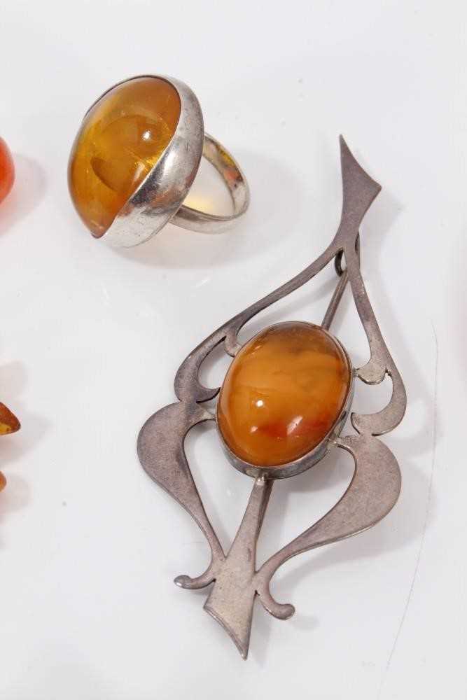 Group amber and amber type jewellery including silver mounted brooch and ring - Image 6 of 7