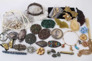 Group vintage costume jewellery