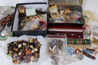 Quantity of vintage costume jewellery and bijouterie