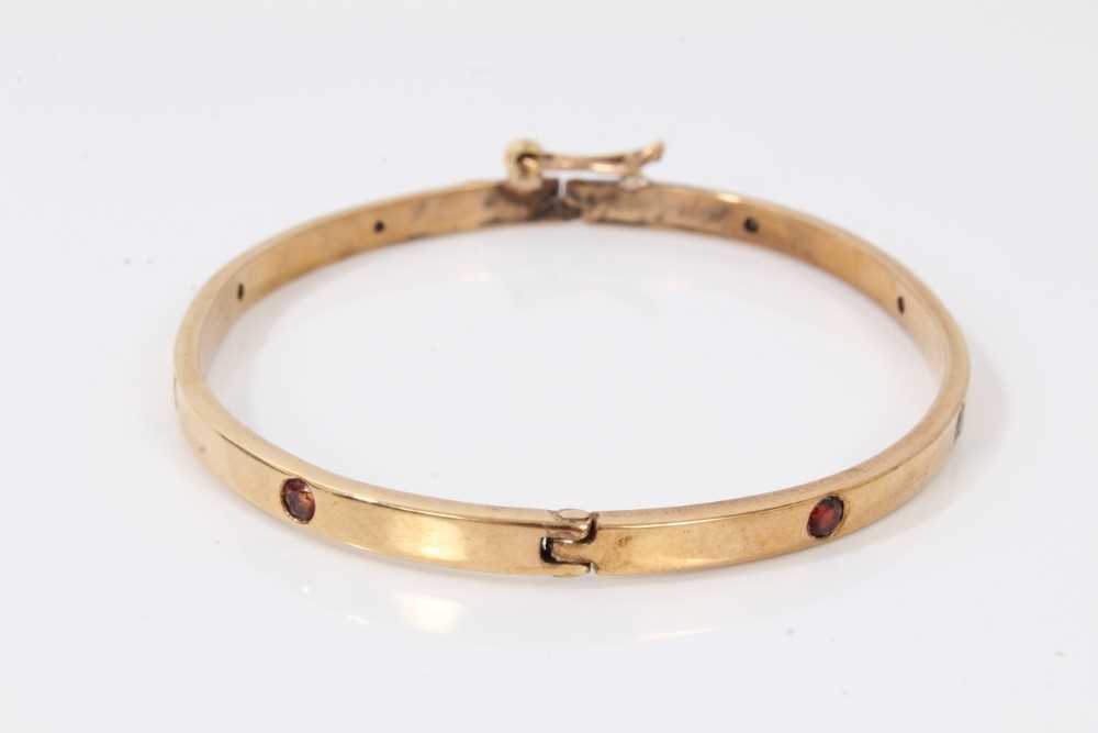 9ct gold hinged bangle set with eight multi coloured sapphires - Image 4 of 6