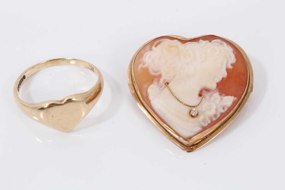 9ct gold heart signet ring, 9ct gold mounted cameo brooch and pearl necklace - Image 2 of 2
