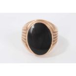 18ct rose gold signet ring with black onyx oval panel and reeded shoulders. Ring size O½