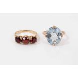 9ct gold oval faceted blue stone cocktail ring and 9ct gold garnet three stone ring (2)