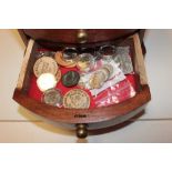 U.S. - Small, wood four draw collector's cabinet containing an accumulation of mixed coins and medal