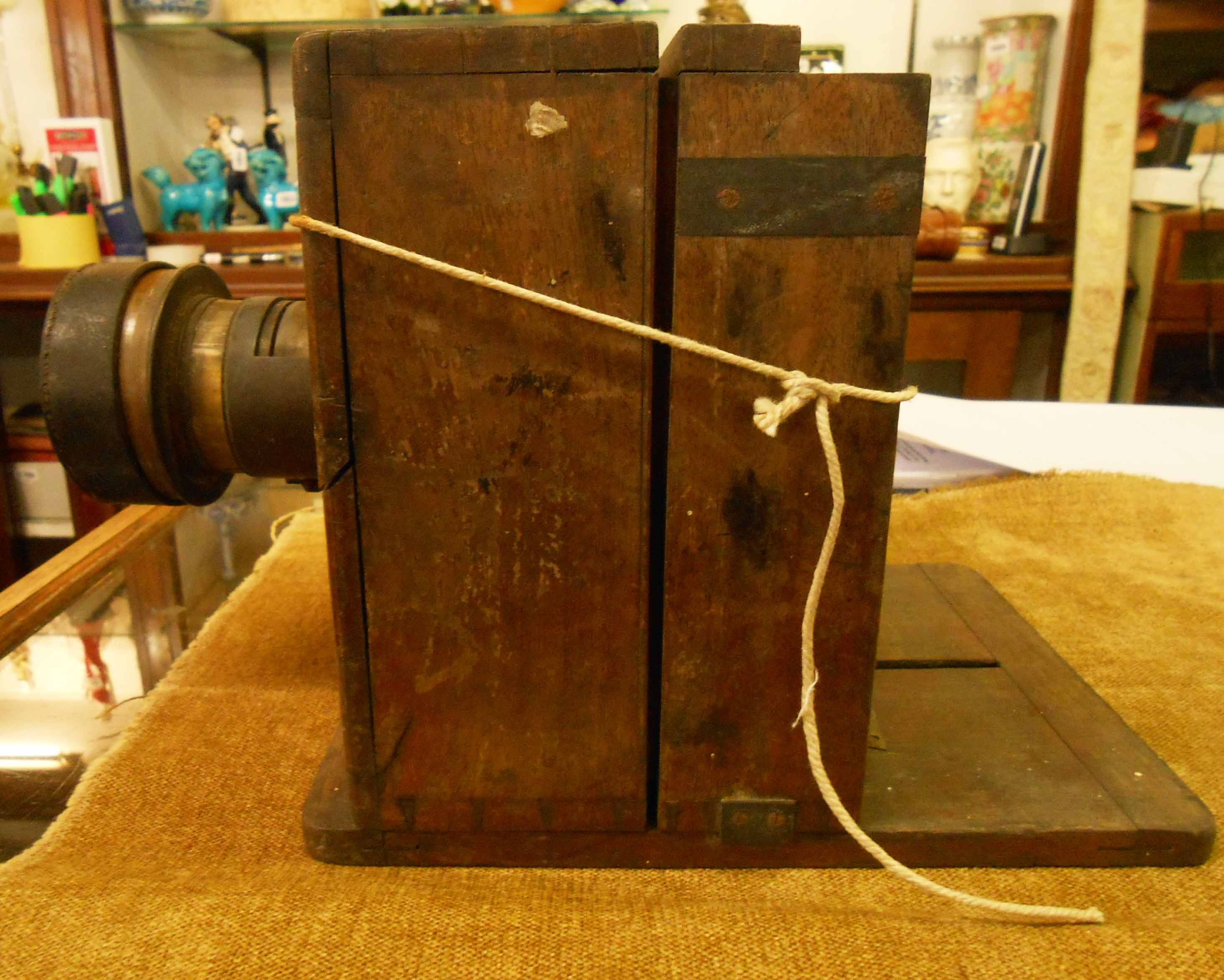 A box containing three antique box camera bodies and other old photographic items - Image 6 of 10