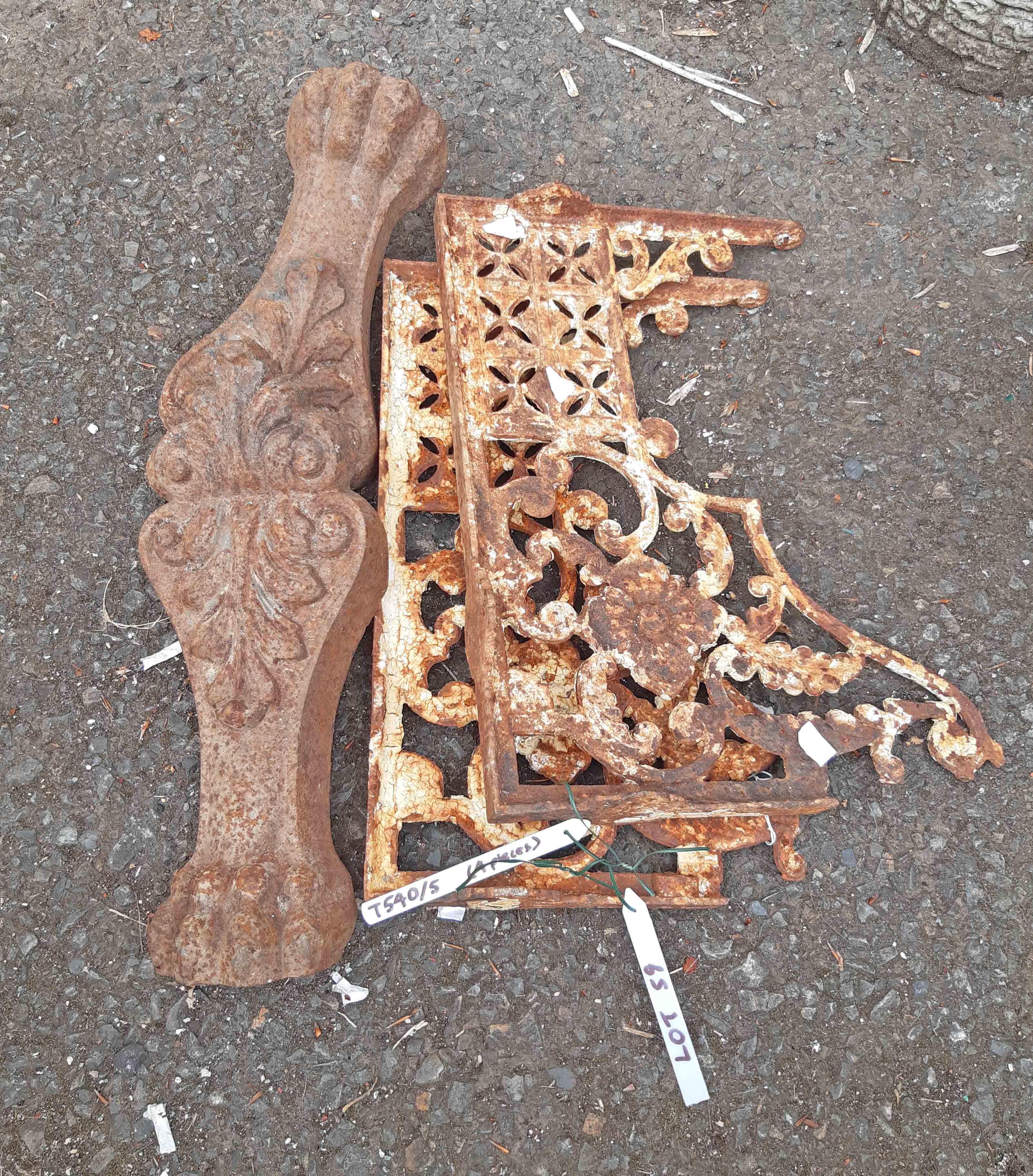 A pair of Victorian cast iron cistern brackets and two cast iron lion paw bath feet