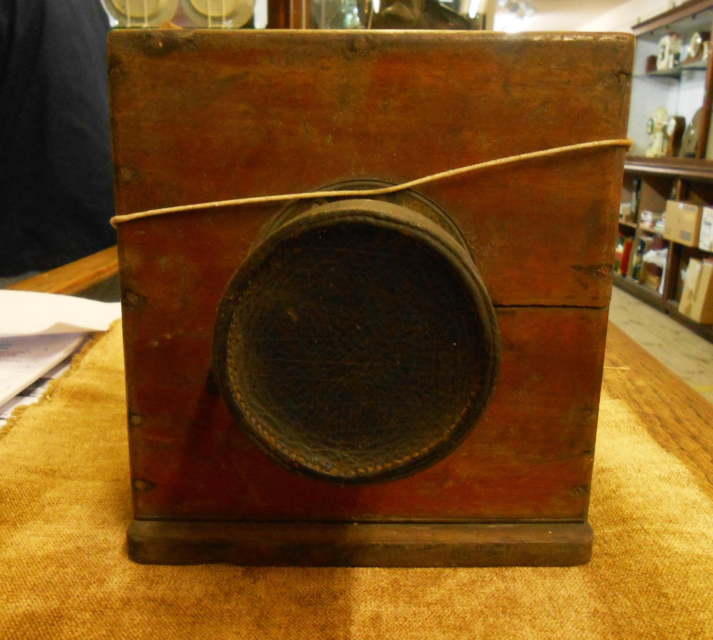 A box containing three antique box camera bodies and other old photographic items - Image 5 of 10