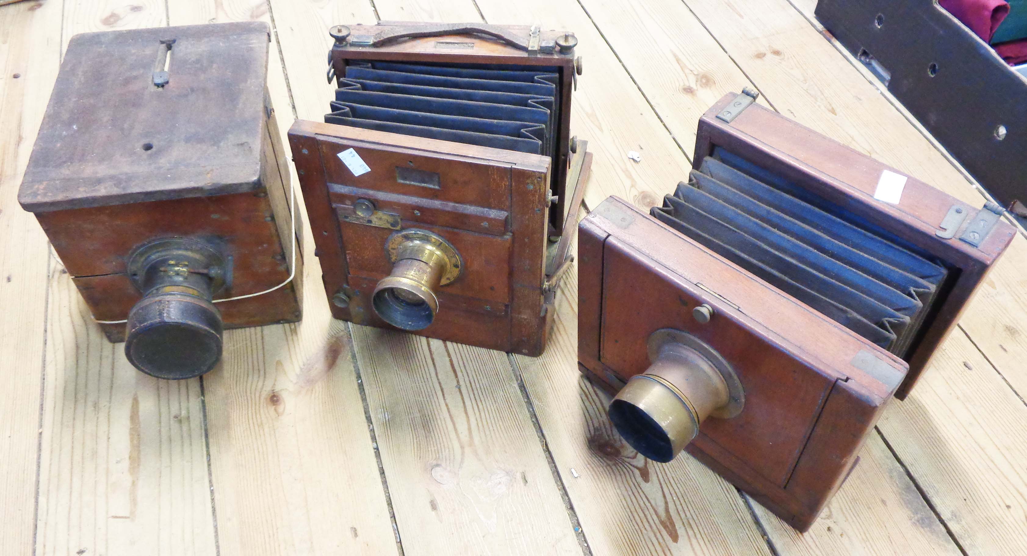 A box containing three antique box camera bodies and other old photographic items - Image 3 of 10