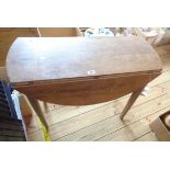 An 89cm 20th Century oak drop-leaf table, set on square tapered legs