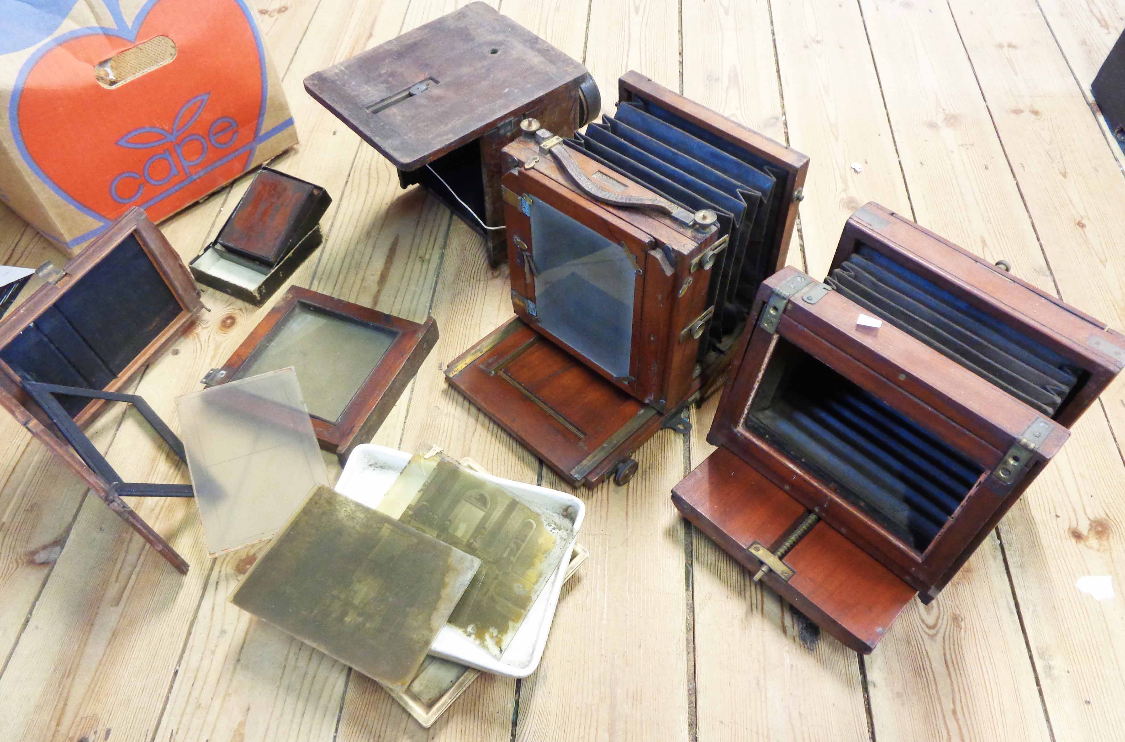 A box containing three antique box camera bodies and other old photographic items - Image 2 of 10