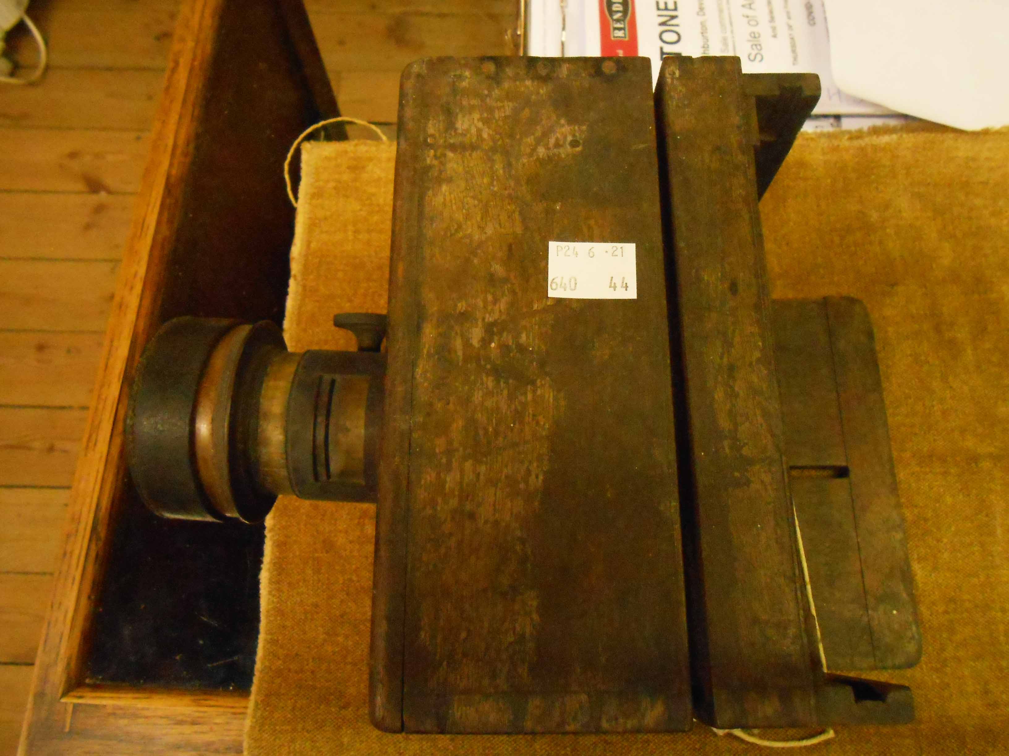 A box containing three antique box camera bodies and other old photographic items - Image 8 of 10