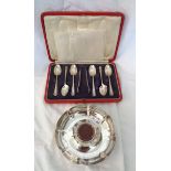 A Georgian cartwheel penny set silver nut dish - sold with a cased set of six silver tea spoons